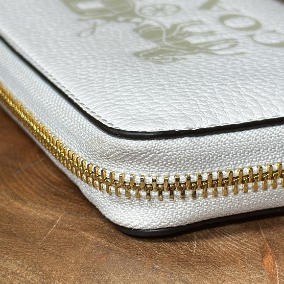 *LIKE NEW* COACH Embossed Horse & Carriage Long Zip-Around Wallet - Picture 5 of 16